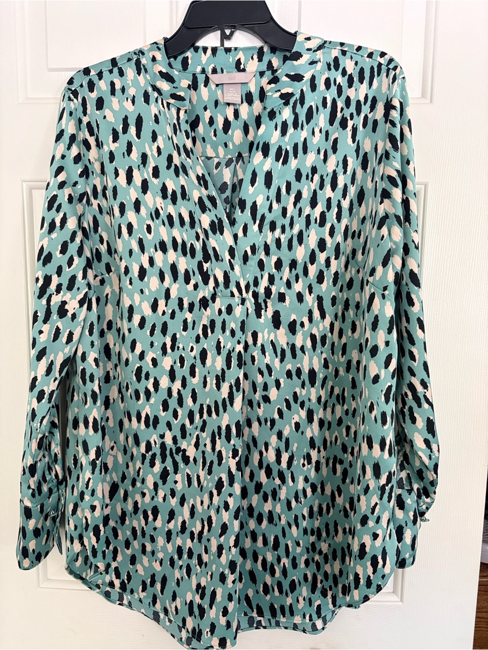 H&M Abstract V-neckline Pull Over Blouse. No wrinkle.Long sleeve  button cuffs.